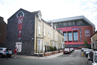 Um mural de Diogo Jota fora de Anfield